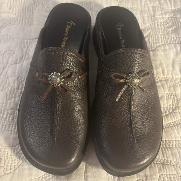 Bare Traps Spree Mule  Women's Size 6 M Brown With Silver Hardware And A Bow - Picture 1 of 7